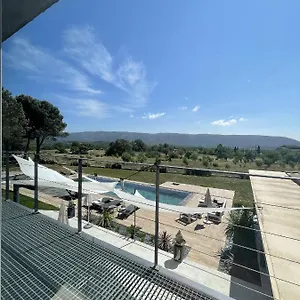https://les-pins-du-luberon.fr-provencehotel.com